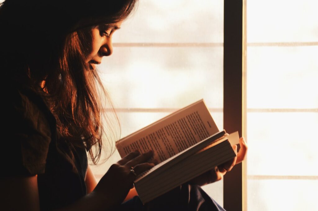 From Reader to Writer: How Reading Widely Inspires Engaging Storytelling and Article Writing