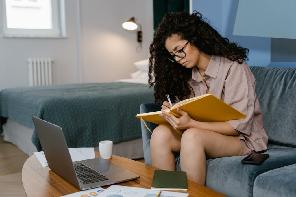 Building Bridges: Connecting with Fellow Writers in Virtual Writing Groups